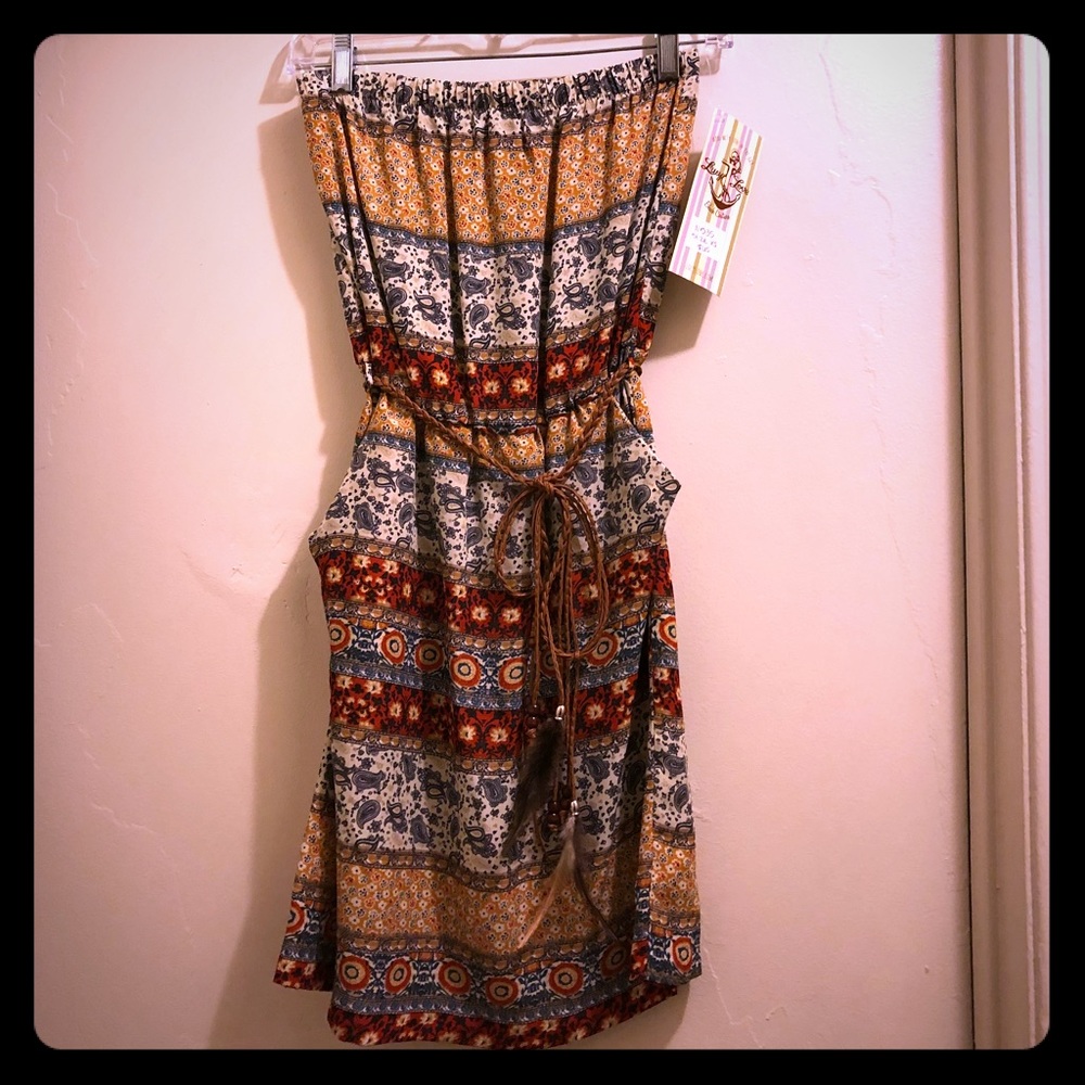 Super cute strapless dress!! Has pockets!!!